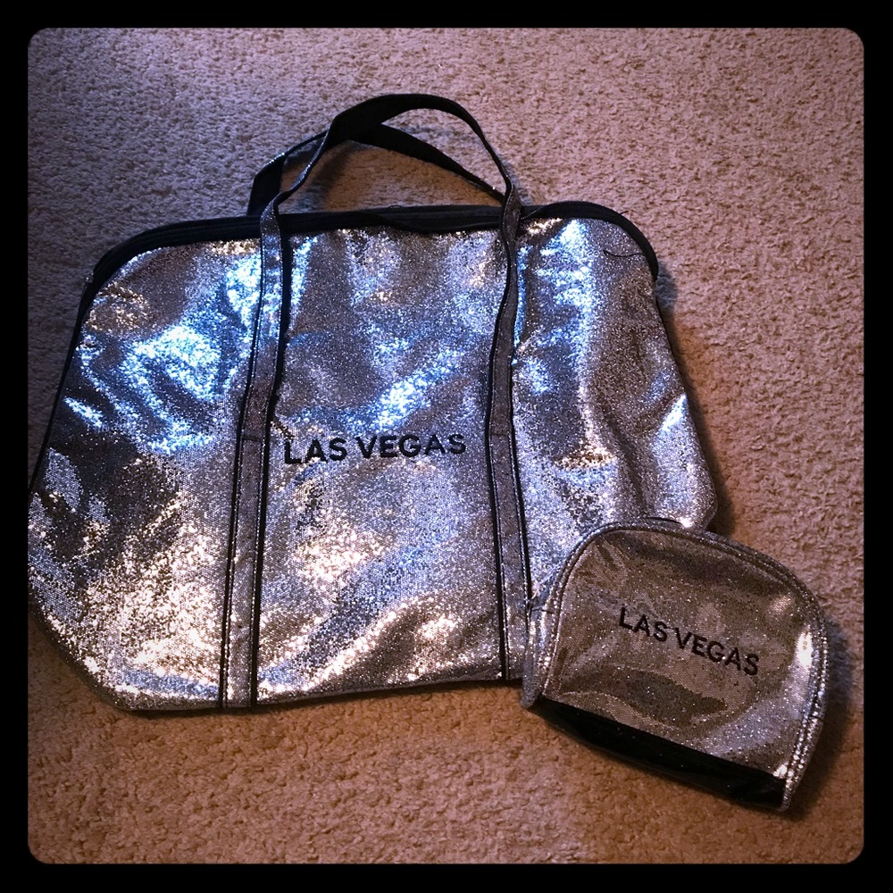 Weekend bad w/ cosmetic case!! 🔥